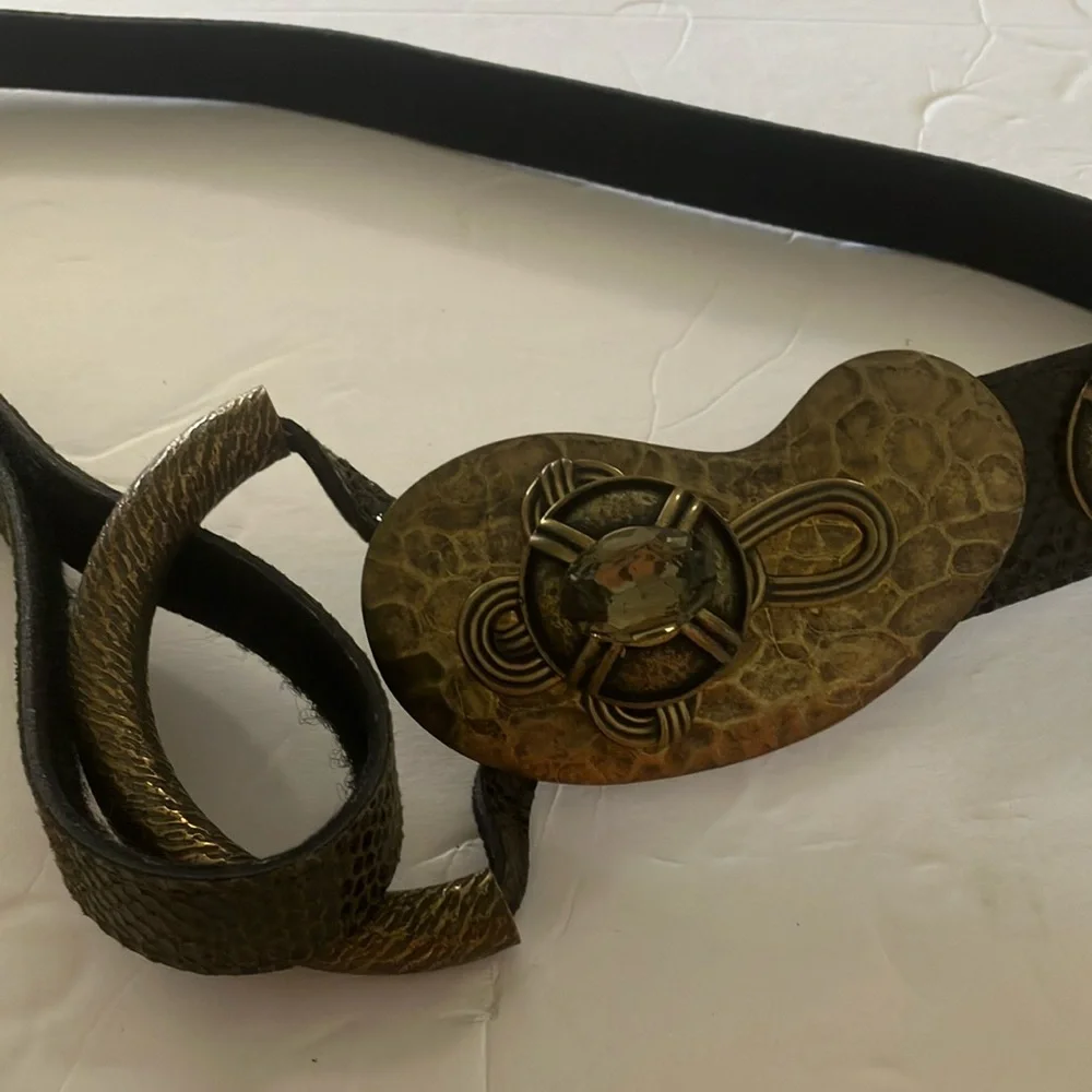 FINAL MARKDOWN Hammered look ladies belt